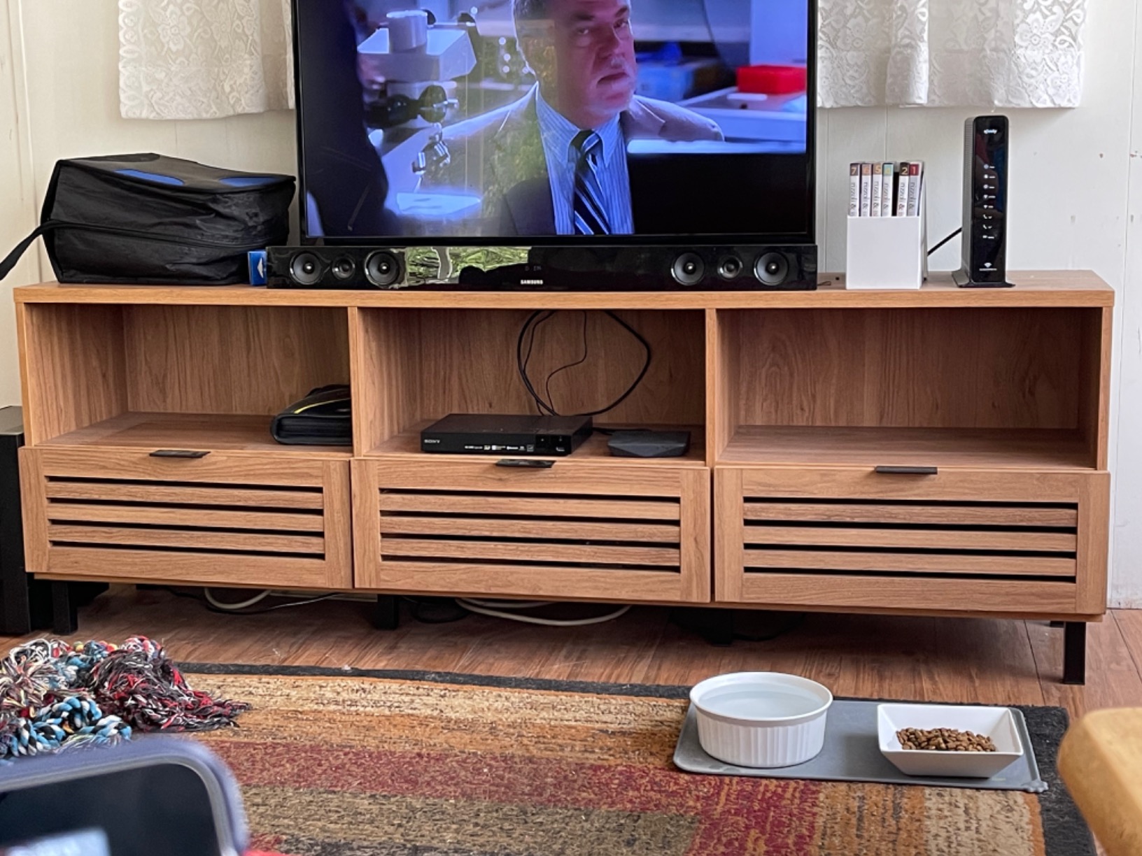 【Furniture】Modern Slatted Wood TV Stand for TV's up to 80