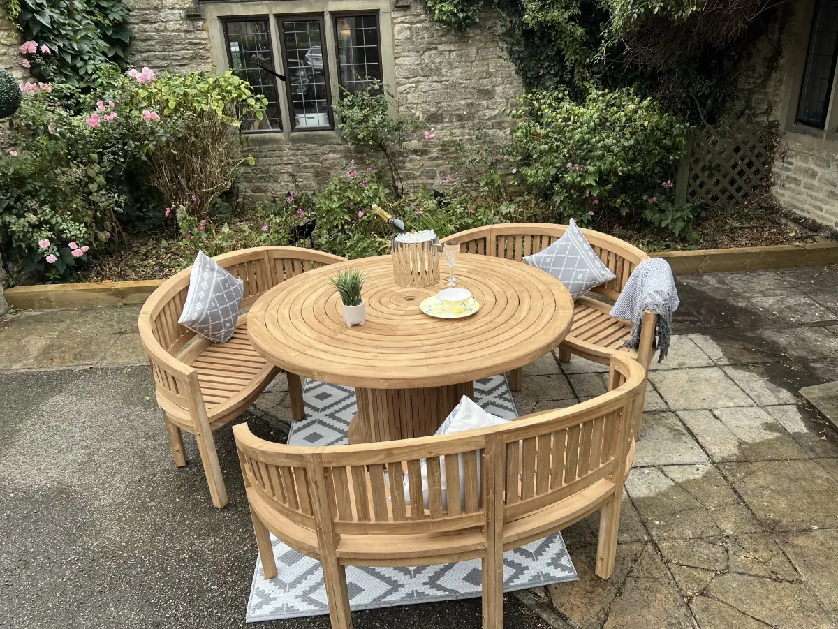 Teak Havemøbler Rundt Bord 150cm med 3 Bowood bænke